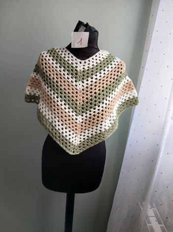 1 poncho Tricoté main 4 ans