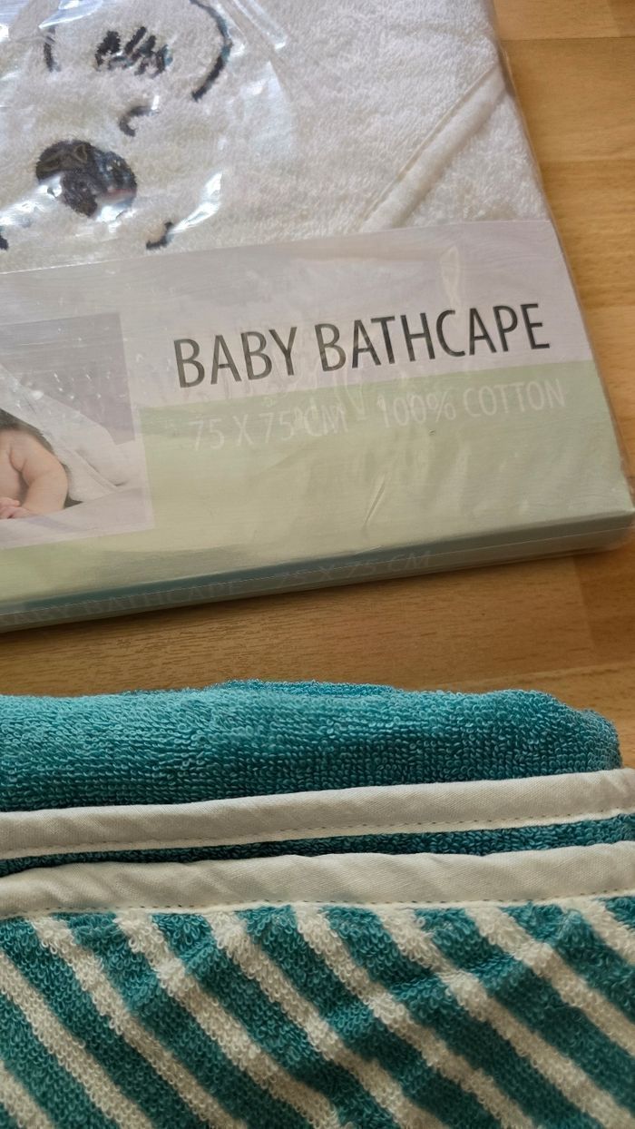 NEUFS 🏷😍🤩👌superbe lot 4 capes de bains et 2 gants de toilettes bébé 🤩😍⚘️⚘️ - photo numéro 5