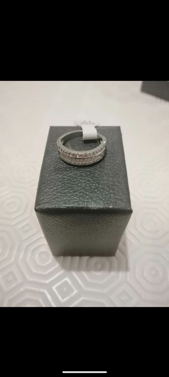 Belle bague anneau en métal argenté Rhodié serti de Zirconiums. Taille 17 mm - photo numéro 2