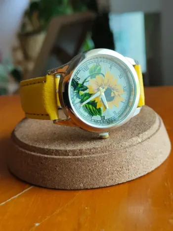 Montre tournesol jaune, style rétro élégante