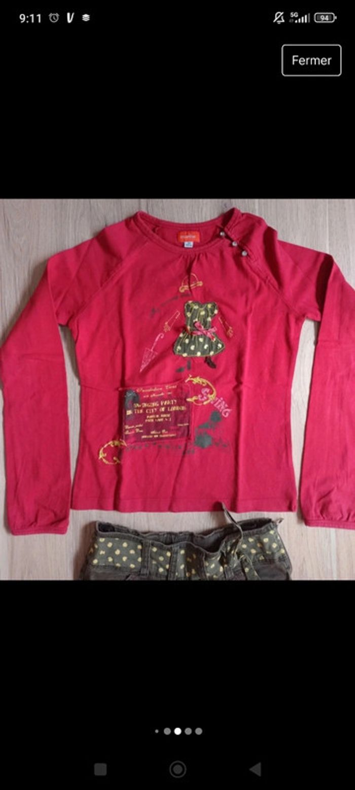 t-shirt rouge avec styliste et jupe plissée kaki broderie et breloques, jolis détails Marèse 10 ans - photo numéro 8