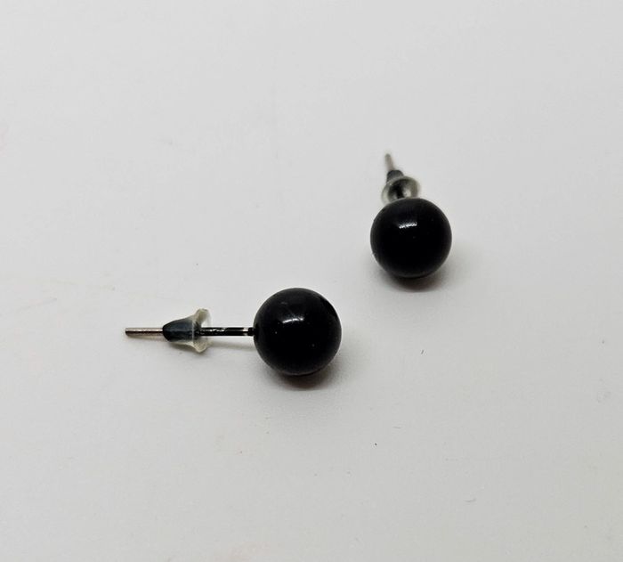 Paire de boucles d'oreilles. Neuve. Boule noire moyenne