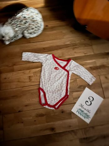 Body croise blanc fleuri sergent-major très bon état 3mois/59 cm