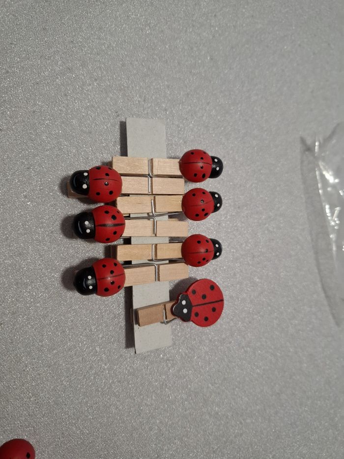 Joli lot mini pinces à linge et coccinelles en bois autocollantes neuf - photo numéro 2