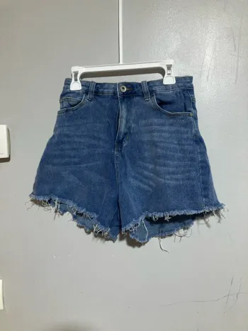Short en jean taille haute effet usé – Taille S