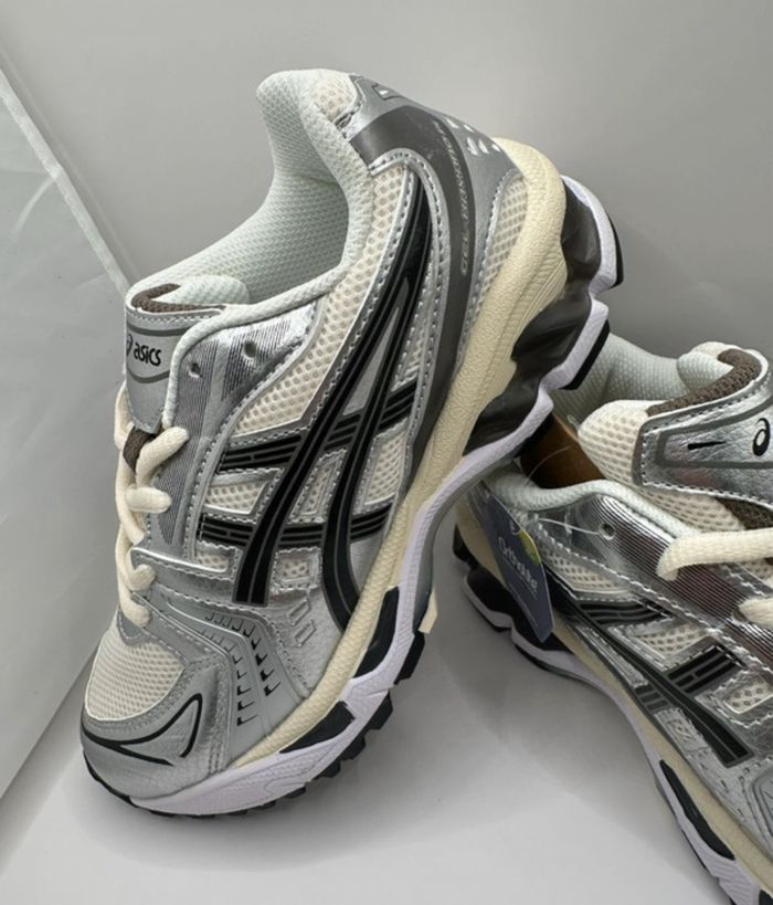 Asics bleu ou beige - photo numéro 2