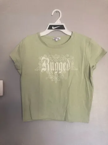 Top court vert pâle Jennyfer – Taille L – strass légers, petites manches