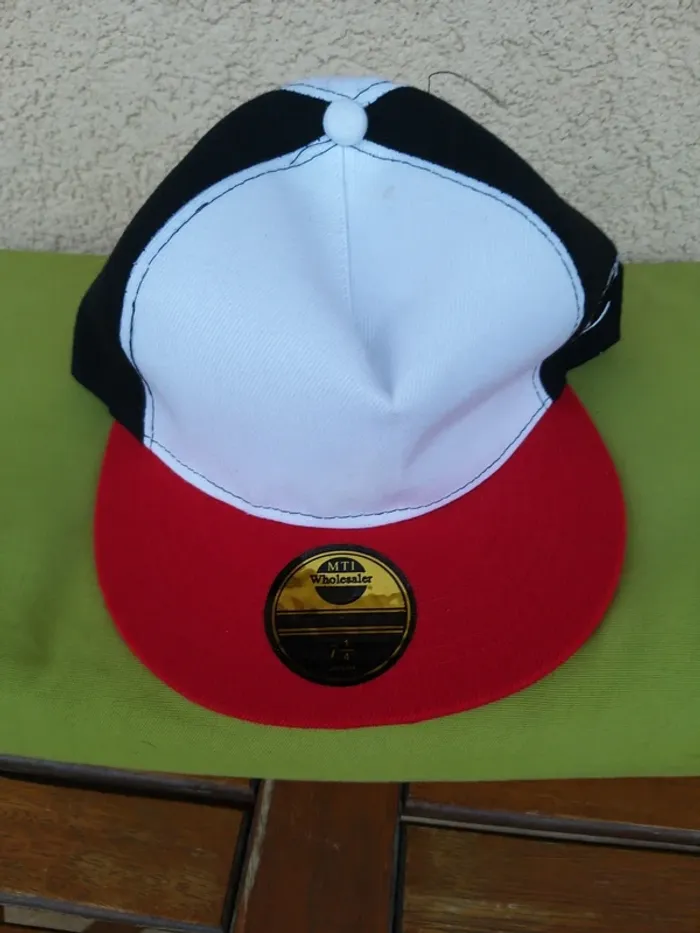 Casquette blanche et rouge