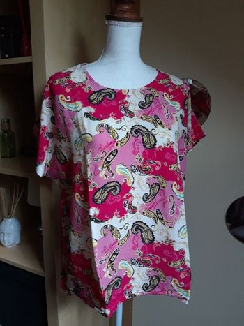 T-shirt rose motifs cachemire neuf