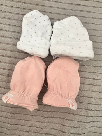 2 Moufles bébé un pour nouveau né et un autre jusqu’à 3 mois 