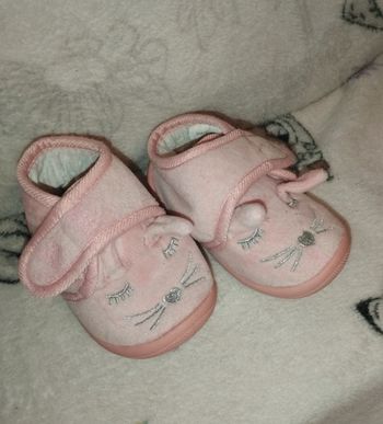 Pantoufles taille 21 très bon état mais léger décollement sur l'arrière