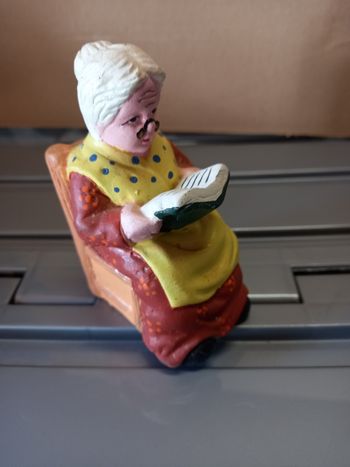 Figurine grand-mère en céramique vintage