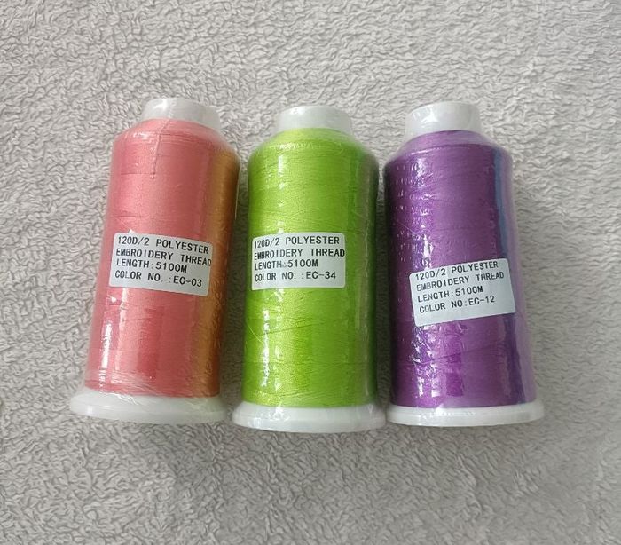 3 bobines de fil à coudre de 5100m chacune