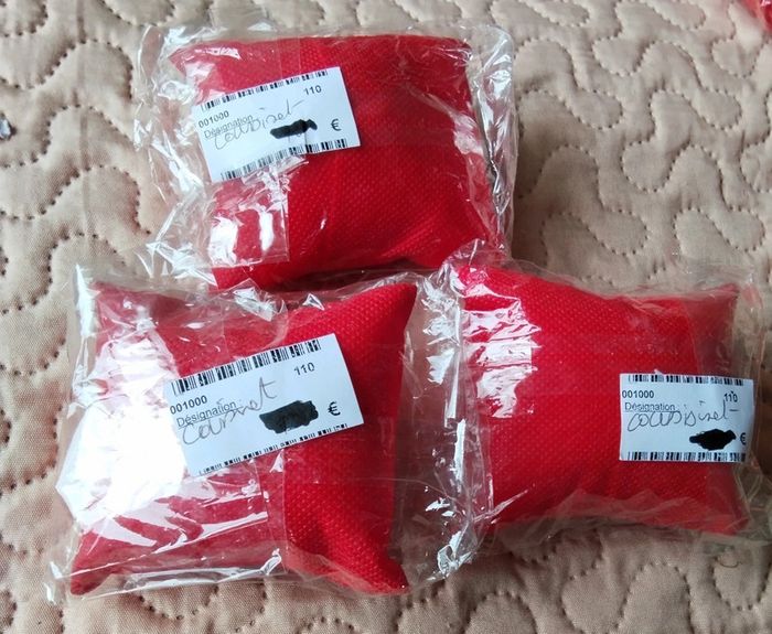 Lot de trois coussins support de bracelet ou montre.