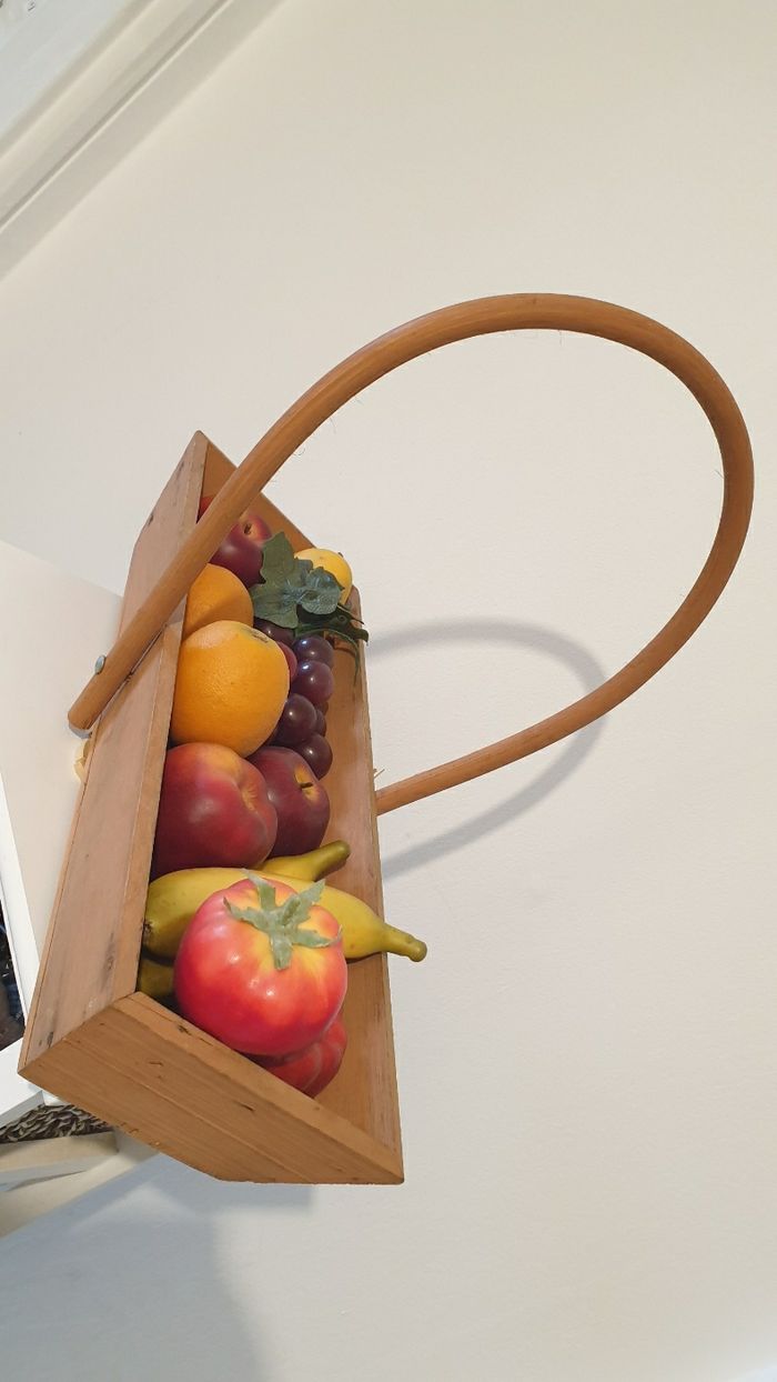 Décoration vintage grand panier en bois et fruits en plastique - photo numéro 3