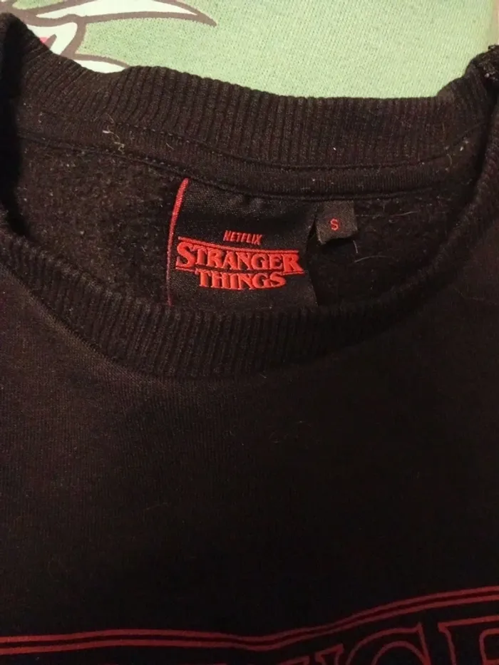 Sweat noir stranger things taille S - photo numéro 2