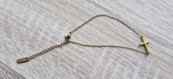 Bracelet fantaisie doré avec petite croix