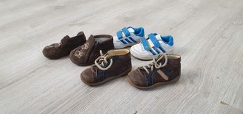 2 paires de chaussures et une paire de chausson