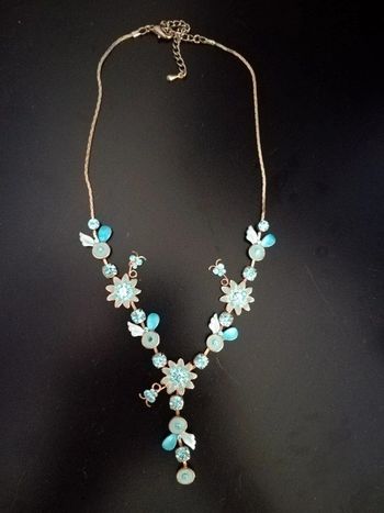 Parure bleue : boucles d'oreilles et collier