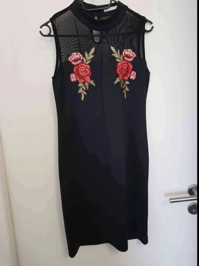 Robe noir ras de cou avec broderie taille 38
