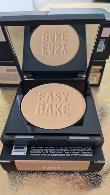 Hudabeauty blondie Easy Bake and snatch poudre compacte fixatrice et eclaircissante 8.5g neuf jamais utilisé jamais ouvert