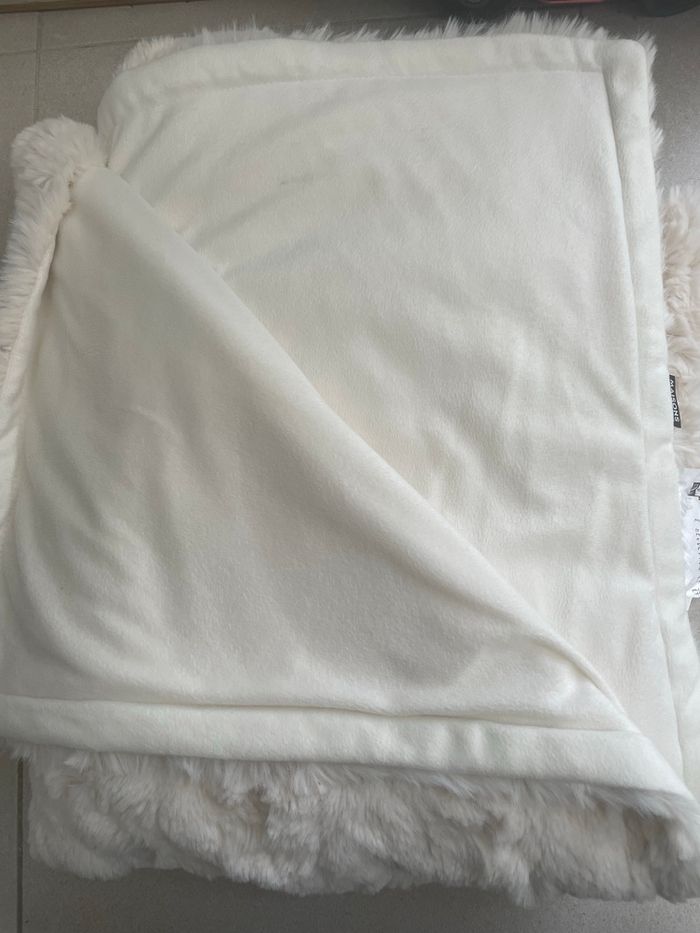 Plaid blanche en fausse fourrure - photo numéro 3