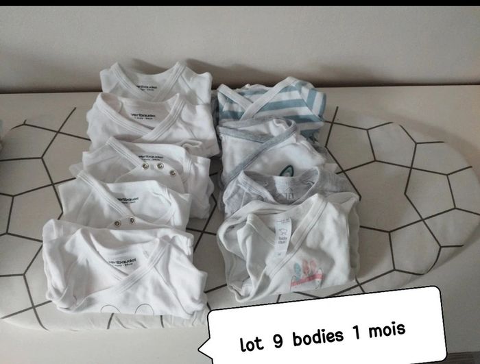 Lot de 9 bodies