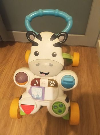 Vide maison pour enfant jouet , poussette, chauffe biberon, baignoire ect également lit parapluie 