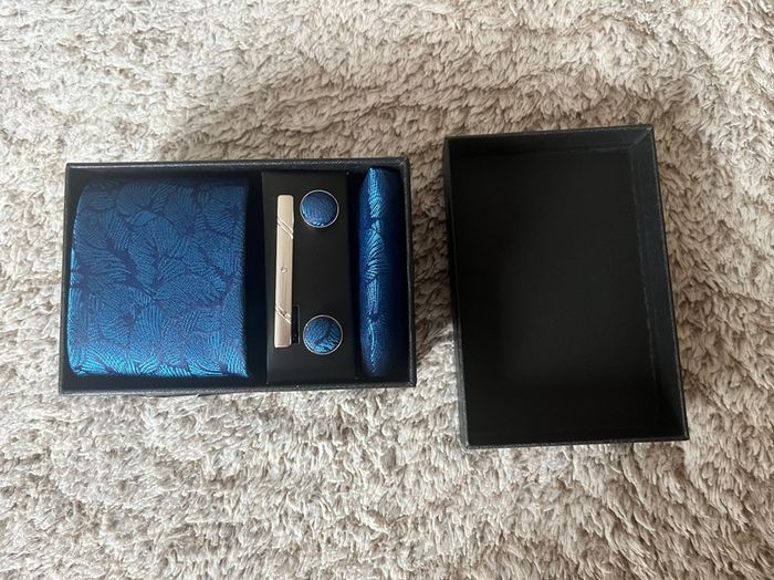 COFFRET ENSEMBLE CRAVATE bleu de chez FASHION & CLASSIC - Coffret à offrir - Coloris bleu et argenté -  l'ensemble comprenant 1 cravate bleue  + 2 boutons de manchette bleu et métal argenté + 1 pince à cravate argenté. - photo numéro 2