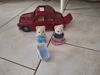 Voiture rouge Sylvanians avec 2 personnages 