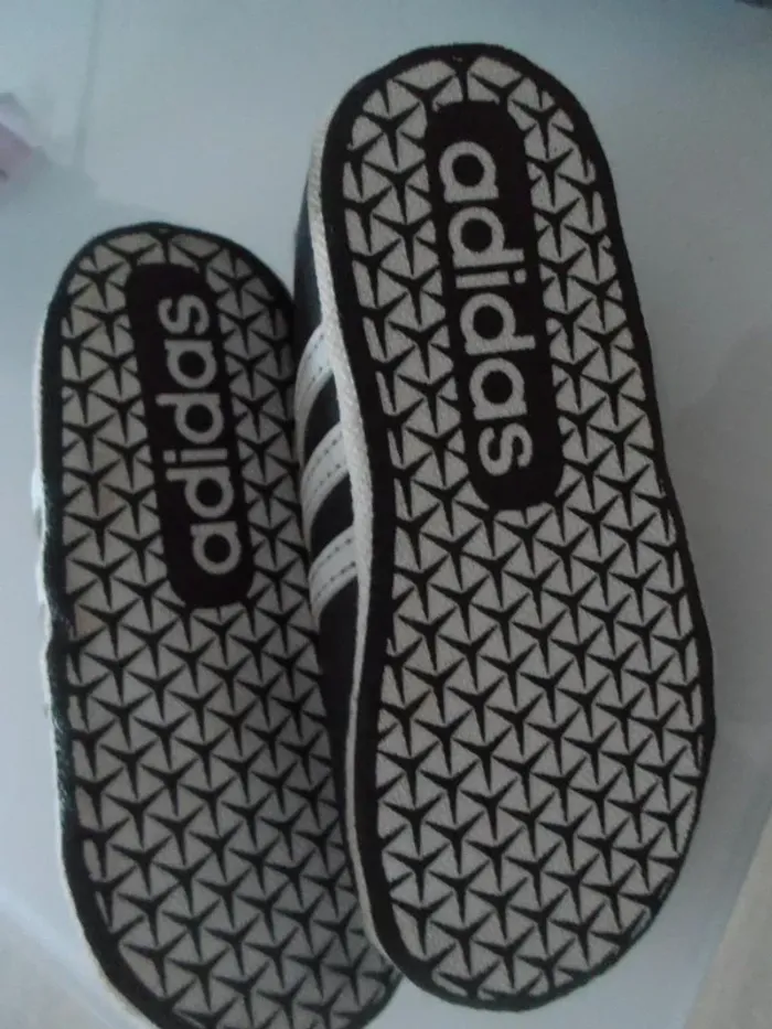 chaussure Adidas neuf bien LIRE - photo numéro 2