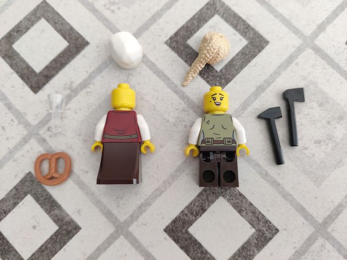 2 figurines Menuisière et Aubergiste du set Lego 10332 Place du Village Médiéval - photo numéro 6