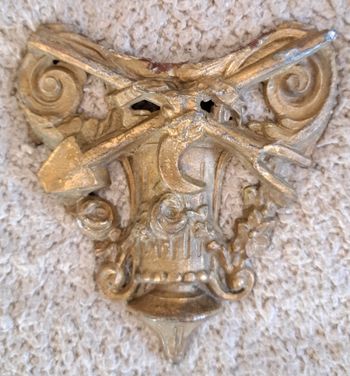 Ornement garniture en métal doré pour meuble et autre