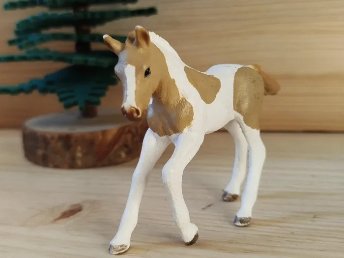 Schleich Pouliche blanche et beige figurine animal équipé