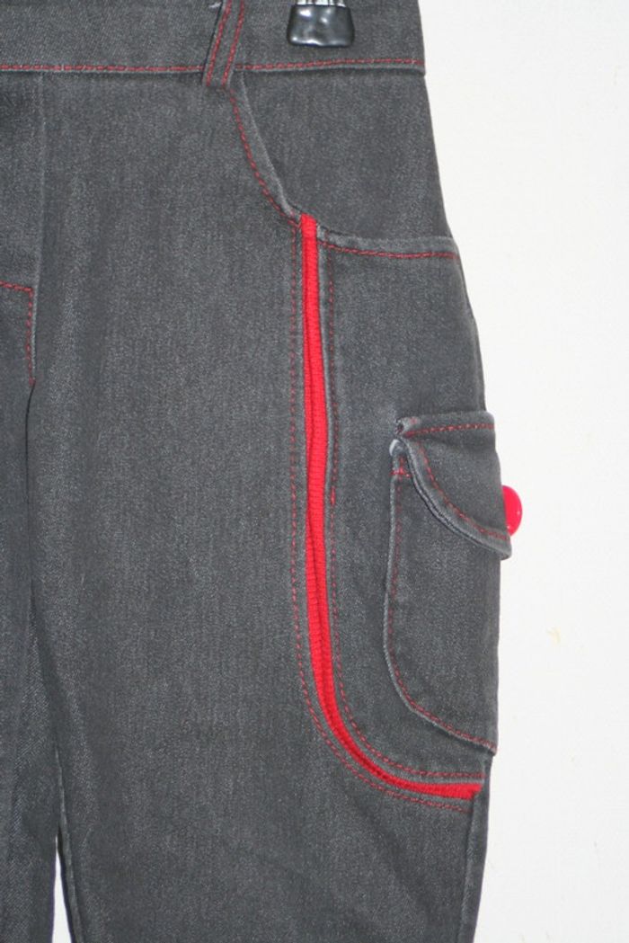 Pantalon gris foncé et rouge, taille 6 ans - photo numéro 2