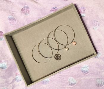 Lot de 4 bracelets couleur bronze avec perles et breloque