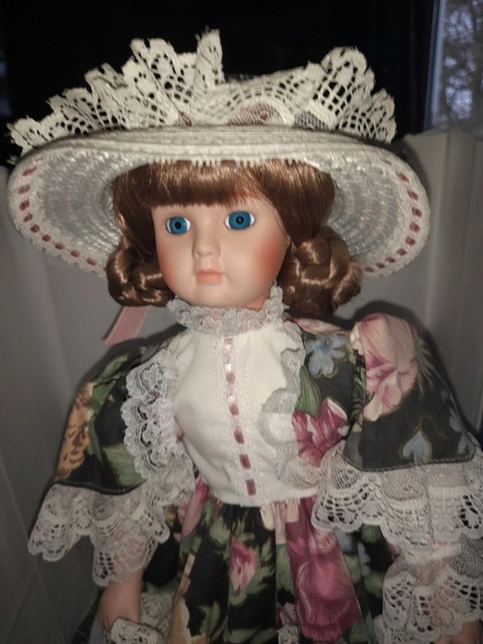 Poupée porcelaine fleurs et dentelles vintage - photo numéro 3