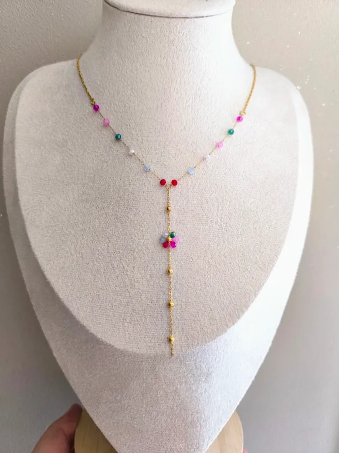 Pendentif doré en Y avec fleur marguerite et perles multicolores