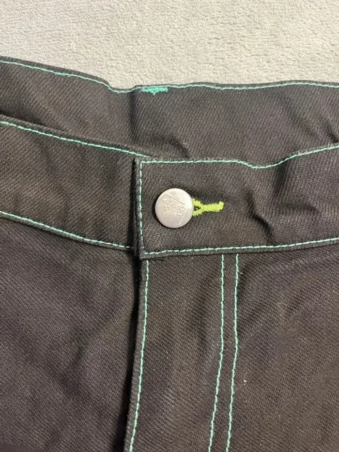Short/Jort Stussy Black Embroidered Green Forest Big Logo Back – Taille L - photo numéro 5