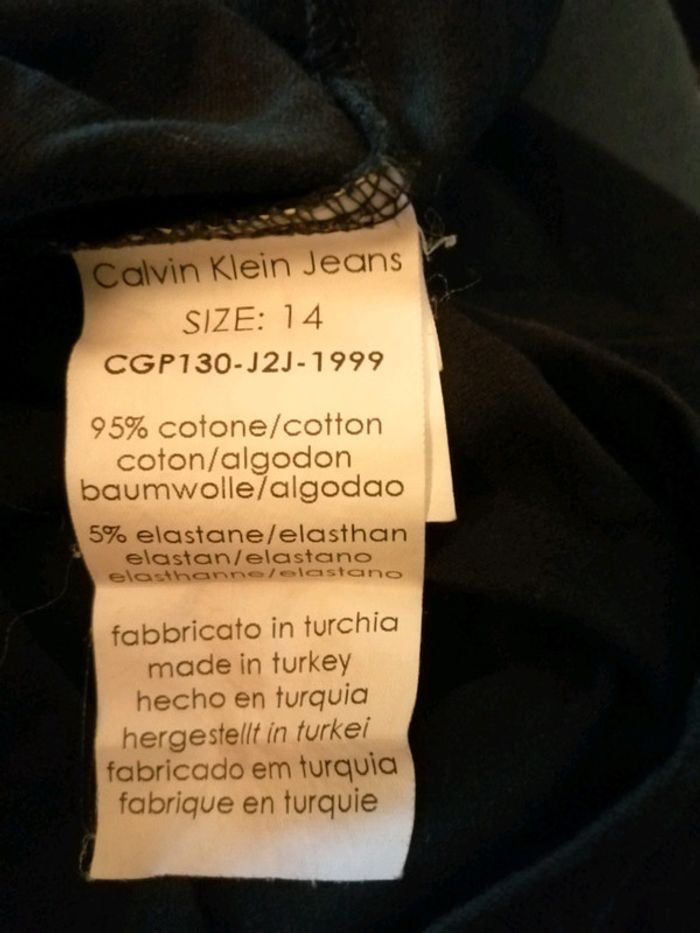 🌸Tee shirt noir peplum aux motifs argentés 14 ans "Calvin Klein" 🌸 - photo numéro 4