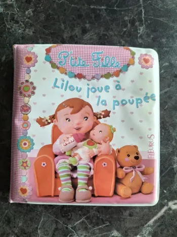 Livre Lilou joue a la poupée