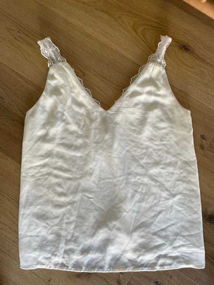 Débardeur blanc détail broderie sur le dos