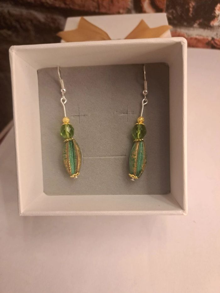 Boucles d'oreilles pendante vertes doré - photo numéro 2