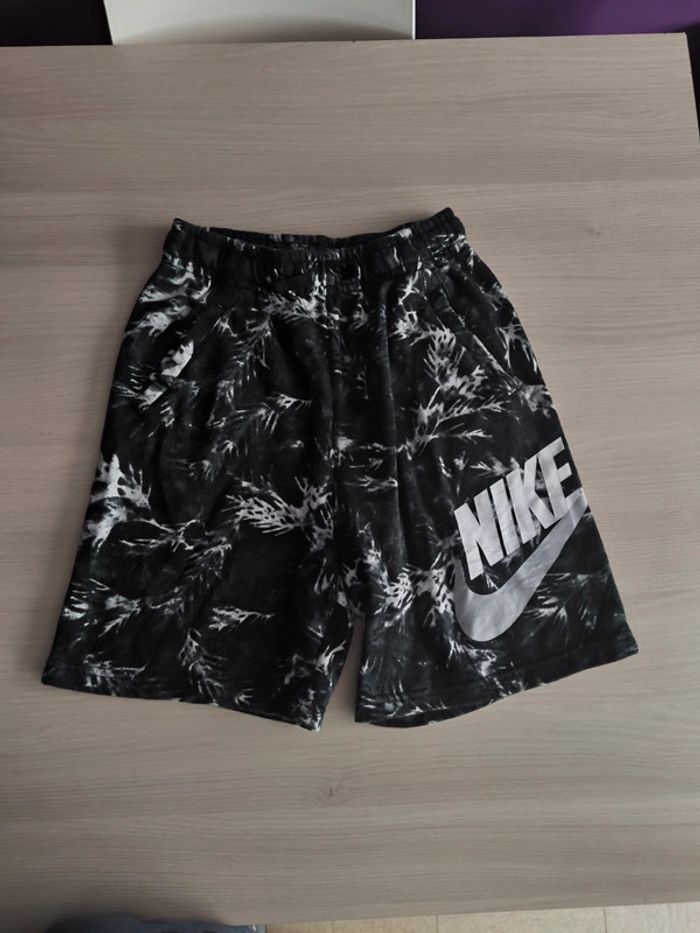 Short Nike taille XL correspond à un S