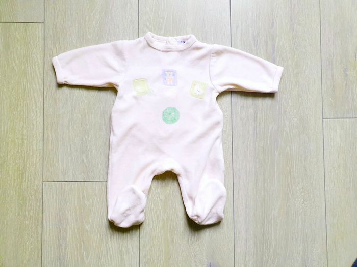 Pyjama rose en velour. Fille 1 mois. Marque Tex