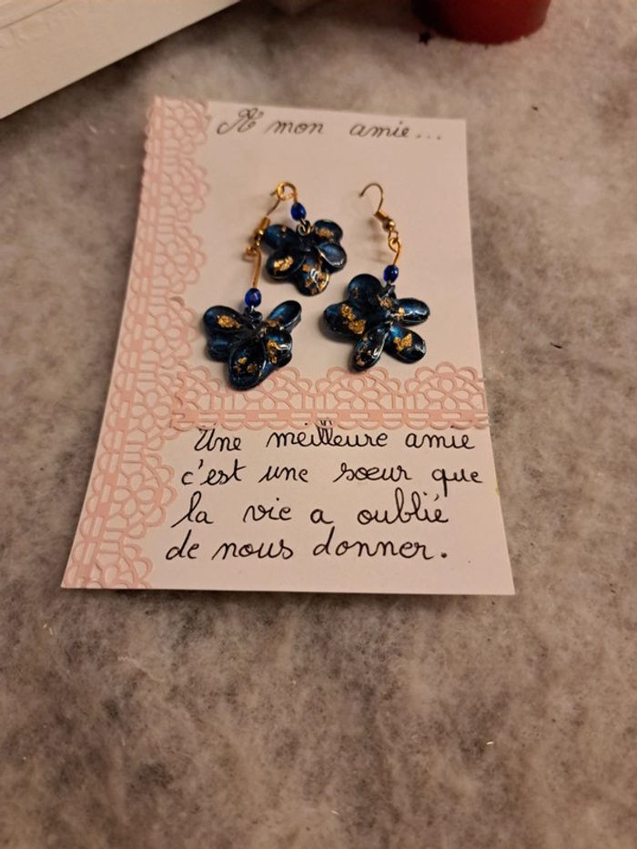 Boucles d'oreilles pendante avec pendentif assortie bleu et doré - photo numéro 5