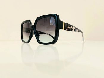 Lunette de soleil femme carrée noire bras léopard UV protection catégorie 2