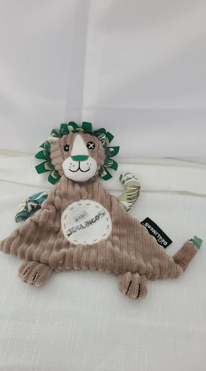 Doudou Semi Plat Lion Jelekros Beige Vert Rouge Déglingos - photo numéro 2