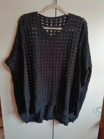 Pulls maille à trous noir ou blanc col V