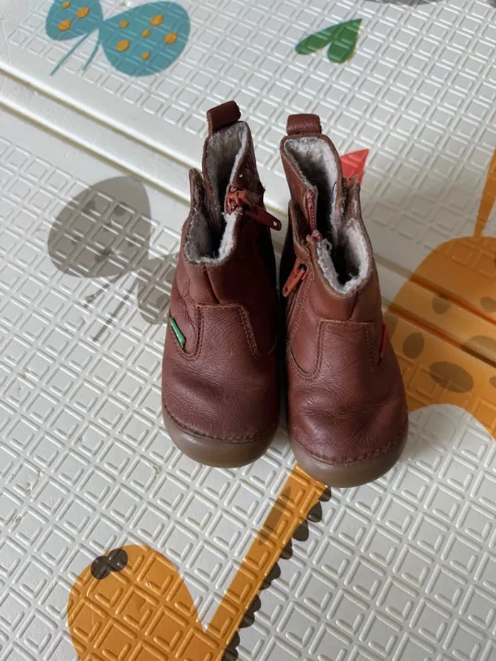 Bottes en cuir de la marque Kickers, taille 20.